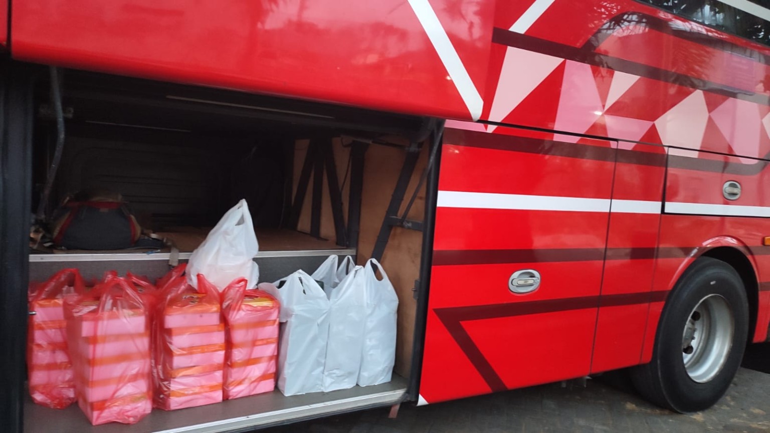 Distribusi pesanan nasi box Selvas Catering