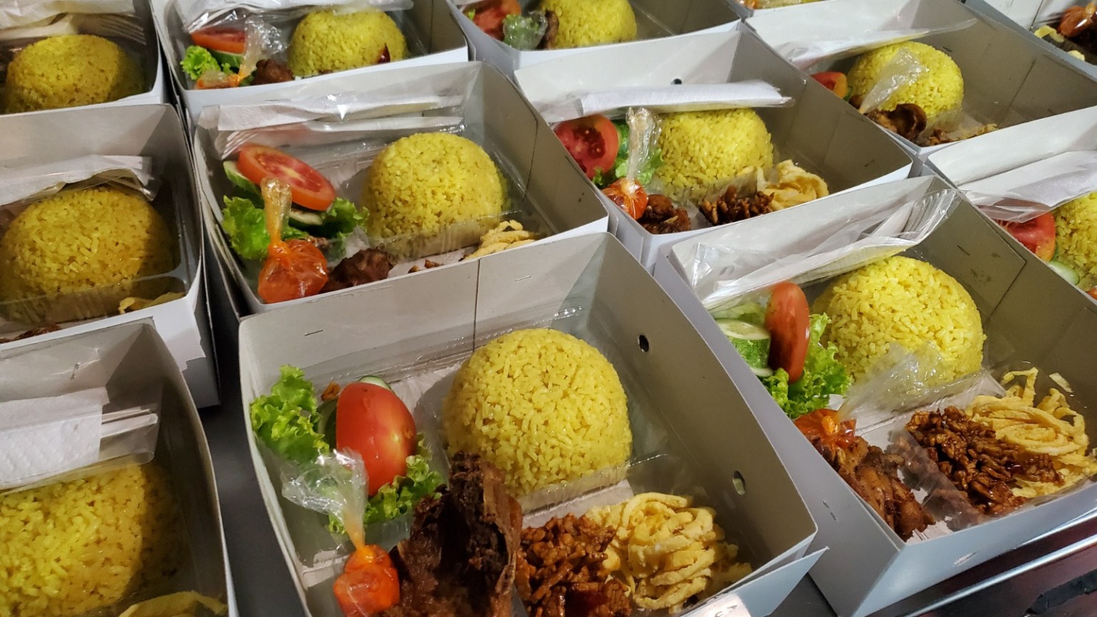Contoh produksi nasi box dalam jumlah banyak